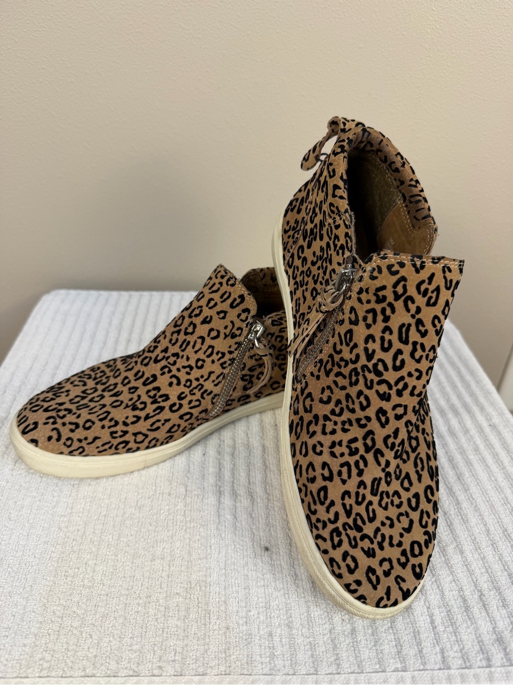 Gianni Bini Leopard Print High Top Dual Side Zip Sneakers Shoes Size 9M